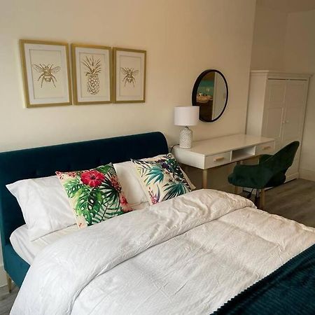 Stunning And Spacious 2Bed Flat In Central Уокинг Экстерьер фото