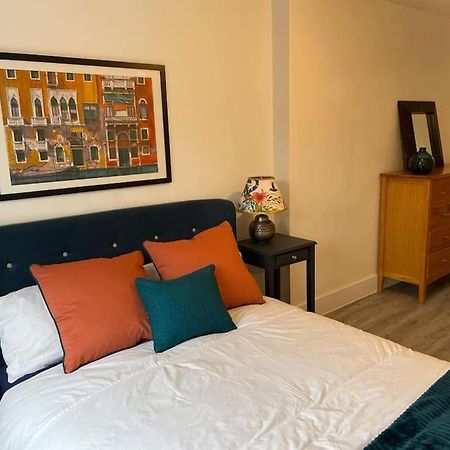 Stunning And Spacious 2Bed Flat In Central Уокинг Экстерьер фото
