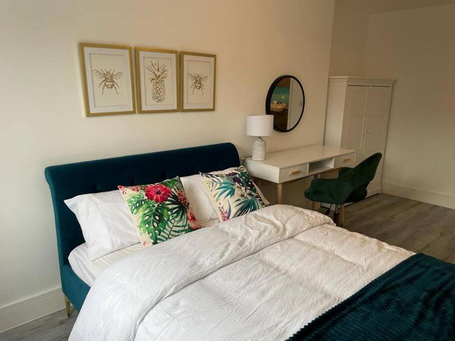 Stunning And Spacious 2Bed Flat In Central Уокинг Экстерьер фото