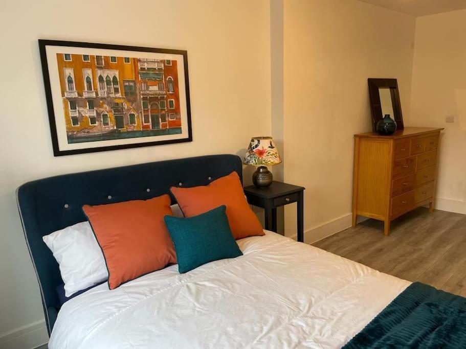 Stunning And Spacious 2Bed Flat In Central Уокинг Экстерьер фото