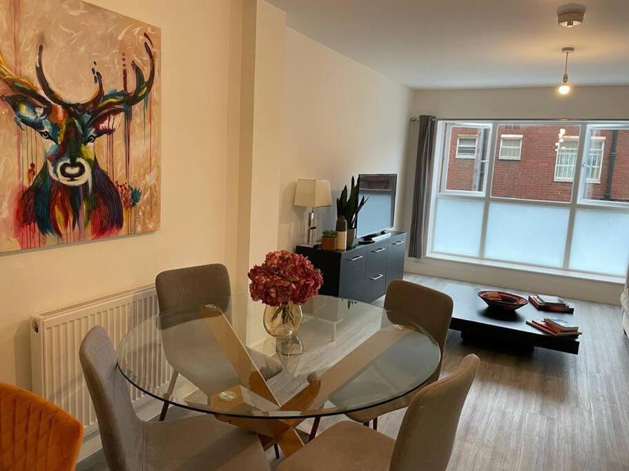 Stunning And Spacious 2Bed Flat In Central Уокинг Экстерьер фото