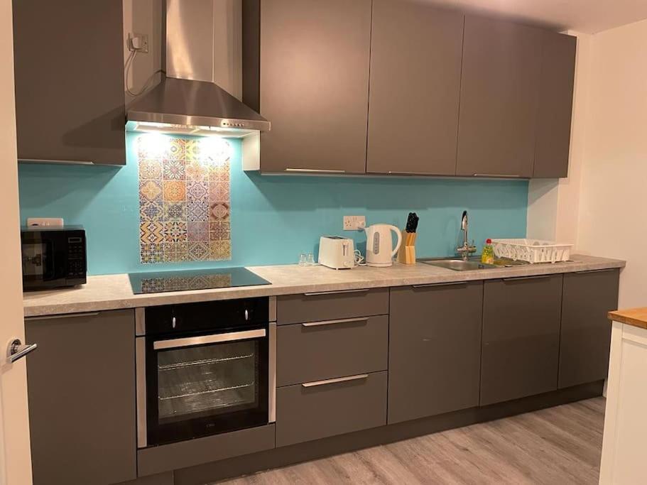 Stunning And Spacious 2Bed Flat In Central Уокинг Экстерьер фото