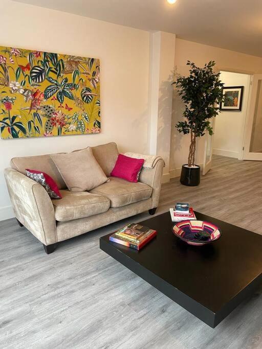 Stunning And Spacious 2Bed Flat In Central Уокинг Экстерьер фото
