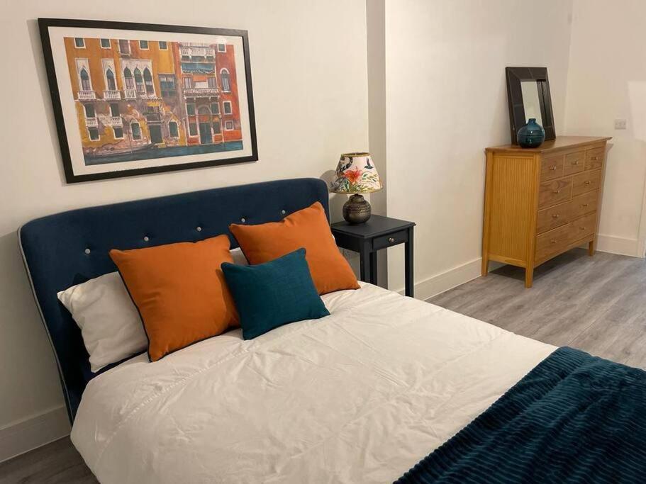 Stunning And Spacious 2Bed Flat In Central Уокинг Экстерьер фото