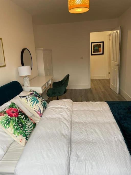 Stunning And Spacious 2Bed Flat In Central Уокинг Экстерьер фото