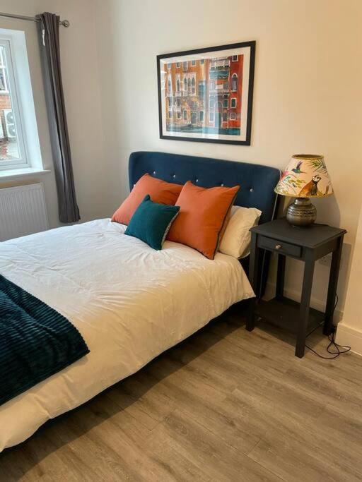 Stunning And Spacious 2Bed Flat In Central Уокинг Экстерьер фото