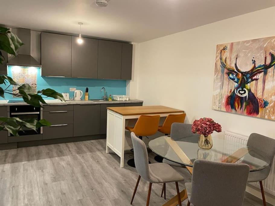 Stunning And Spacious 2Bed Flat In Central Уокинг Экстерьер фото