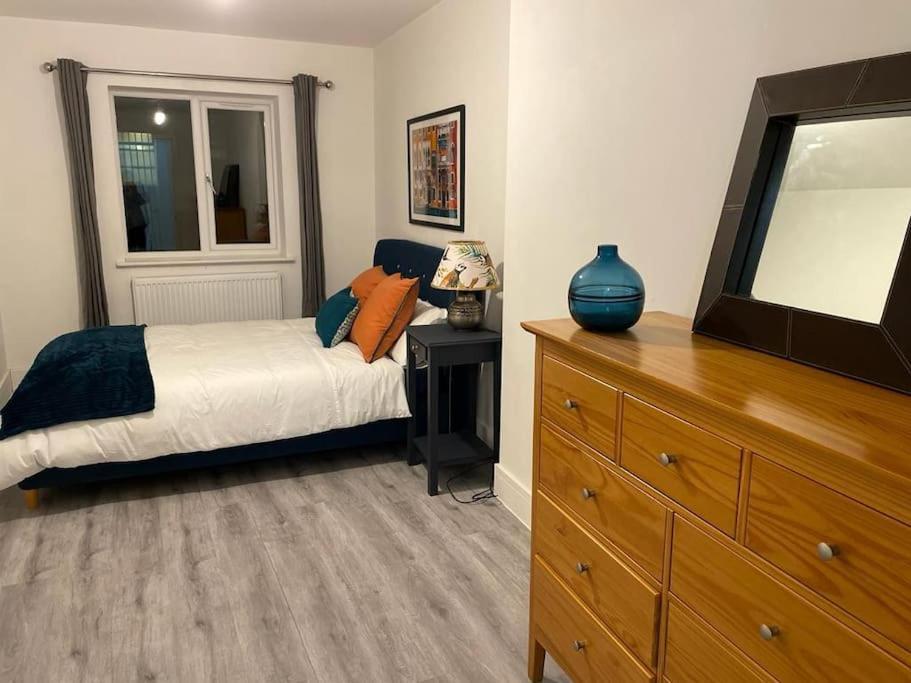Stunning And Spacious 2Bed Flat In Central Уокинг Экстерьер фото