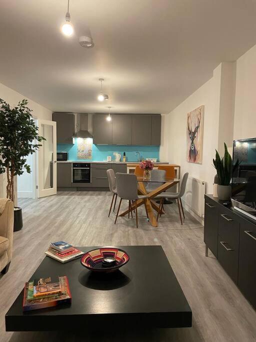 Stunning And Spacious 2Bed Flat In Central Уокинг Экстерьер фото