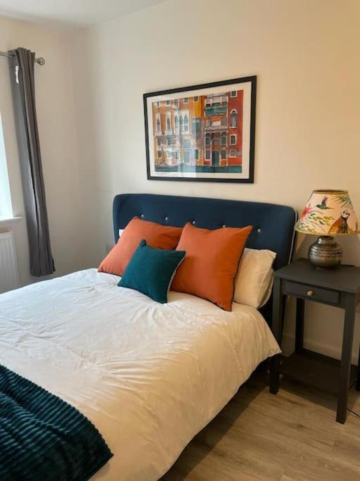 Stunning And Spacious 2Bed Flat In Central Уокинг Экстерьер фото